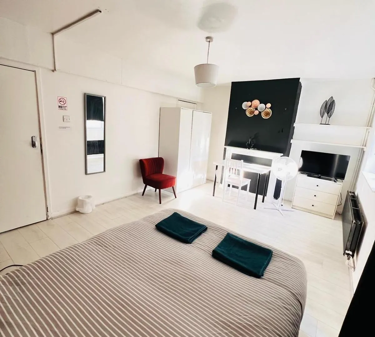 London E2 Rooms 0*,